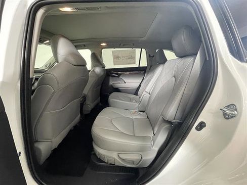 New 2026 Toyota Highlander Platinum AWD/4WD image 11