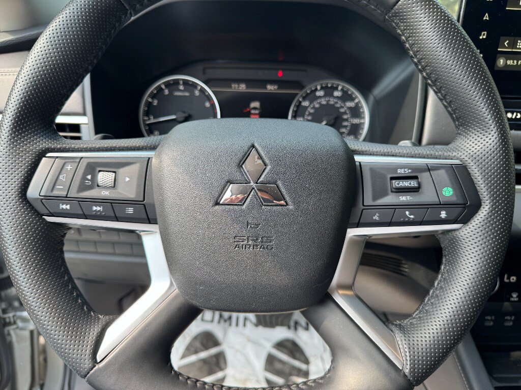 Used 2025 Mitsubishi Outlander SE FWD image 14