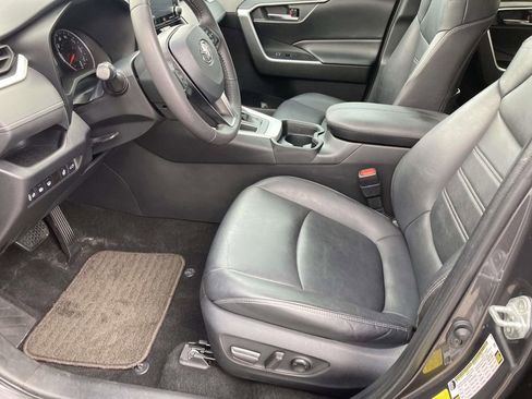 Used 2021 Toyota RAV4 XLE Premium image 20