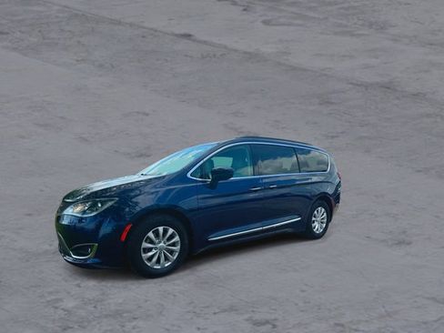 Used 2017 Chrysler Pacifica Touring-L FWD image 4