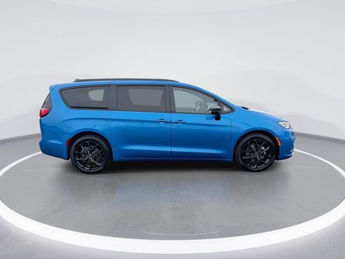 New 2026 Chrysler Pacifica Select w/ S Appearance Package FWD image 9