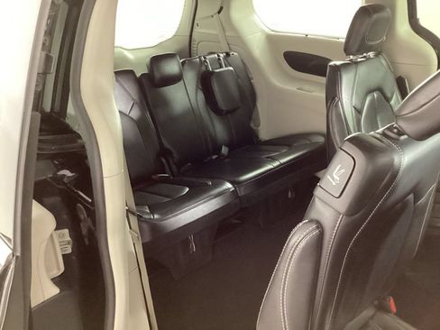 Used 2022 Chrysler Pacifica Touring-L FWD image 22
