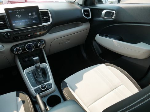 Used 2025 Hyundai Venue SEL FWD image 11