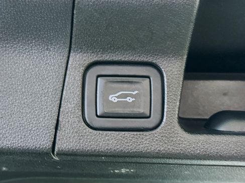 Used 2023 GMC Acadia SLT image 32