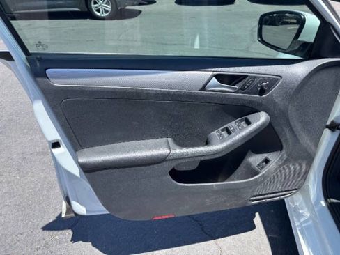 Used 2017 Volkswagen Jetta SE FWD image 10