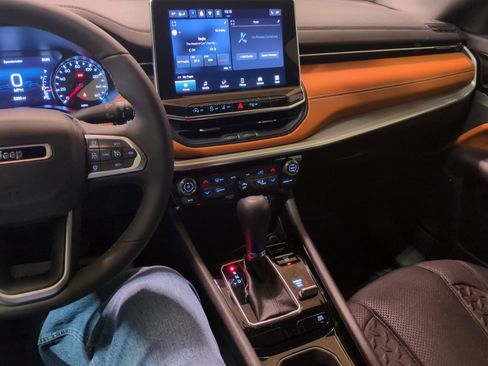 Used 2025 Jeep Compass Limited image 20