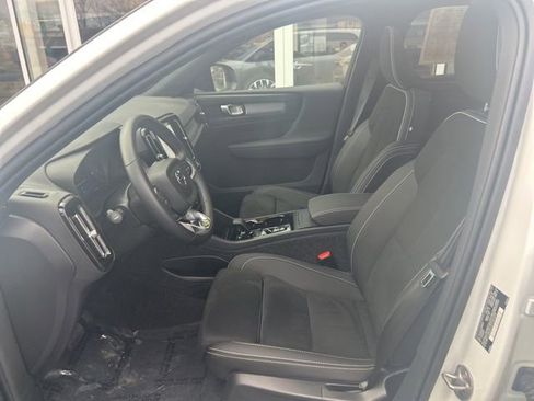 Certified 2025 Volvo XC40 B5 Plus AWD/4WD image 17