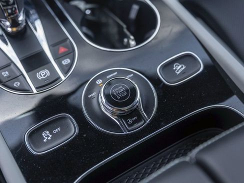 Certified 2025 Bentley Bentayga AWD/4WD image 44