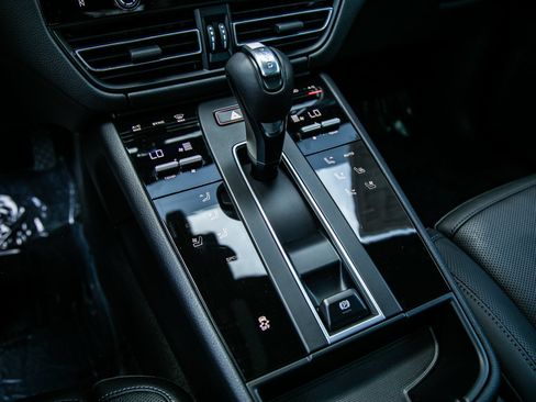 Certified 2026 Porsche Macan AWD/4WD image 16
