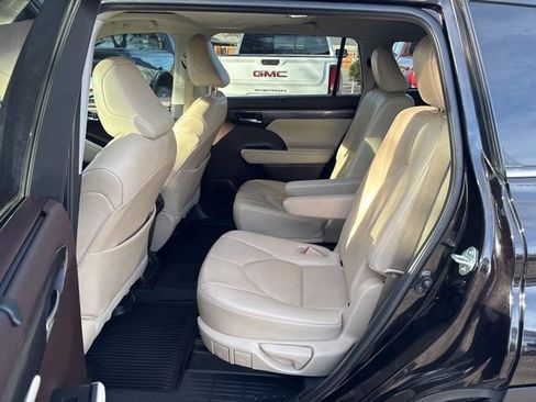 Used 2021 Toyota Highlander Limited image 26
