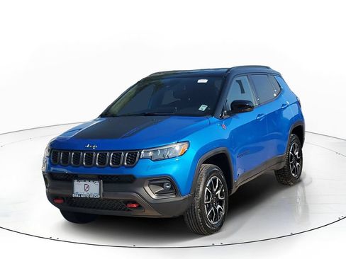 Used 2025 Jeep Compass Trailhawk AWD/4WD image 2