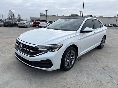 Certified 2024 Volkswagen Jetta SE image 7