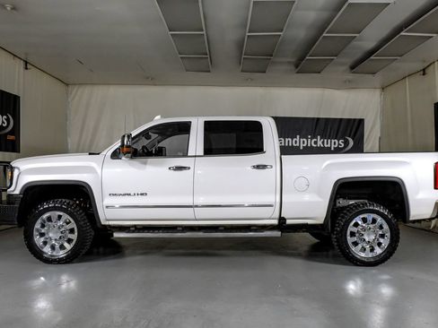 Used 2018 GMC Sierra 2500 Denali w/ Suspension Package, Off-Road AWD/4WD image 11