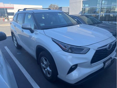 Certified 2024 Toyota Highlander LE AWD/4WD image 3