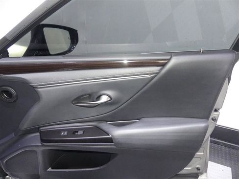 Used 2019 Lexus ES 300h w/ Accessory Package FWD image 19