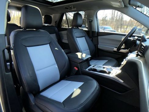 Used 2023 Ford Explorer XLT w/ Equipment Group 202A AWD/4WD image 27