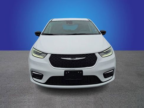 Used 2024 Chrysler Pacifica Touring-L image 2