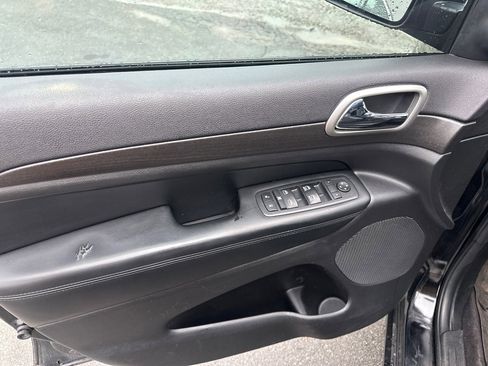 Used 2017 Jeep Grand Cherokee Altitude image 10