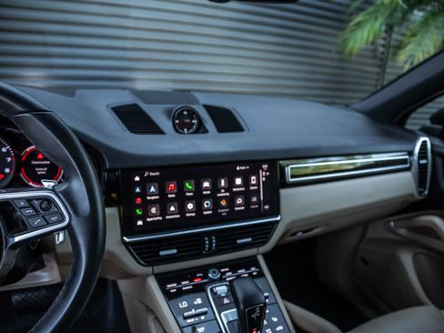 Certified 2023 Porsche Cayenne Platinum Edition image 20