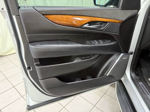Used 2017 Cadillac Escalade Luxury AWD/4WD image 32