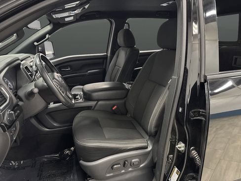 Used 2018 Nissan Titan SV w/ SV Convenience Package AWD/4WD image 4