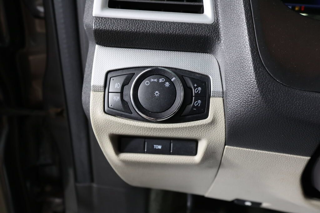Used 2014 Ford Explorer XLT w/ Equipment Group 202A FWD image 31