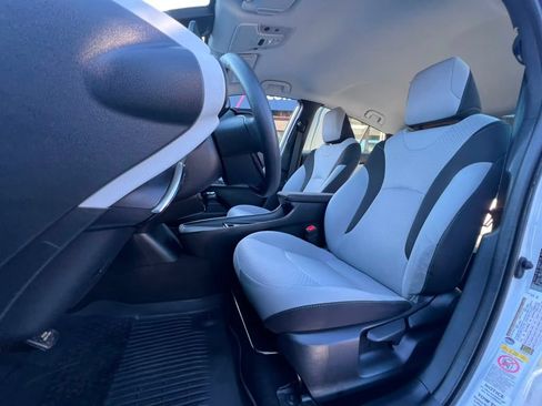 Used 2022 Toyota Prius LE FWD image 10