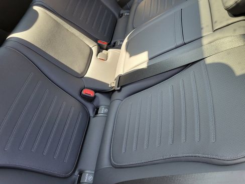 Used 2025 Mercedes-Benz GLC 300 4MATIC image 31