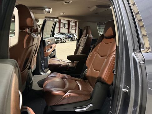 Used 2019 Cadillac Escalade ESV Premium Luxury RWD image 18