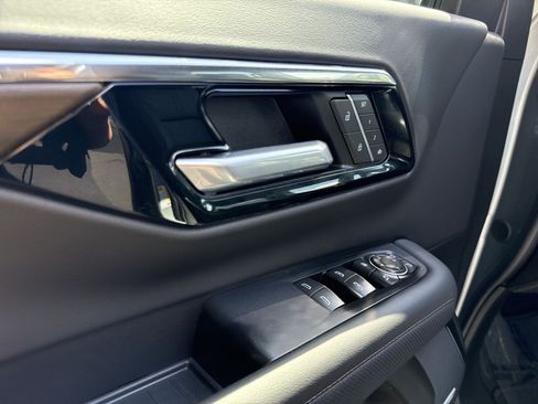Used 2025 Chevrolet Suburban High Country AWD/4WD image 15