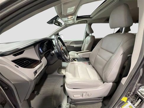 Used 2018 Toyota Sienna Limited image 17