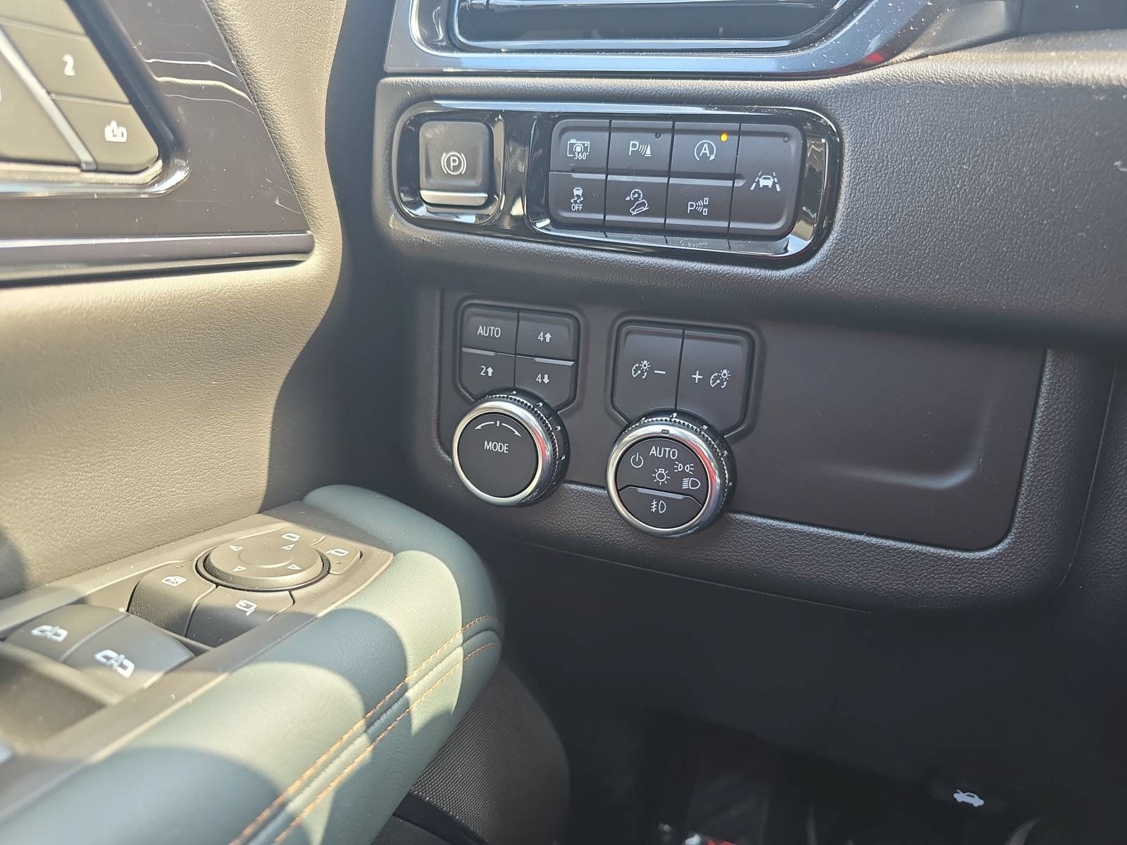 Used 2025 GMC Yukon AT4 w/ AT4 Premium Package AWD/4WD image 27