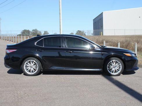 Used 2019 Toyota Camry XLE image 19