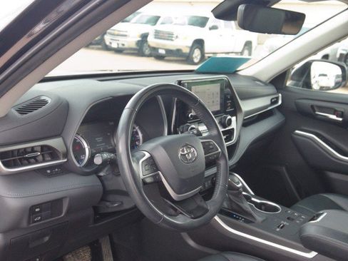 Used 2023 Toyota Highlander XLE AWD/4WD image 15