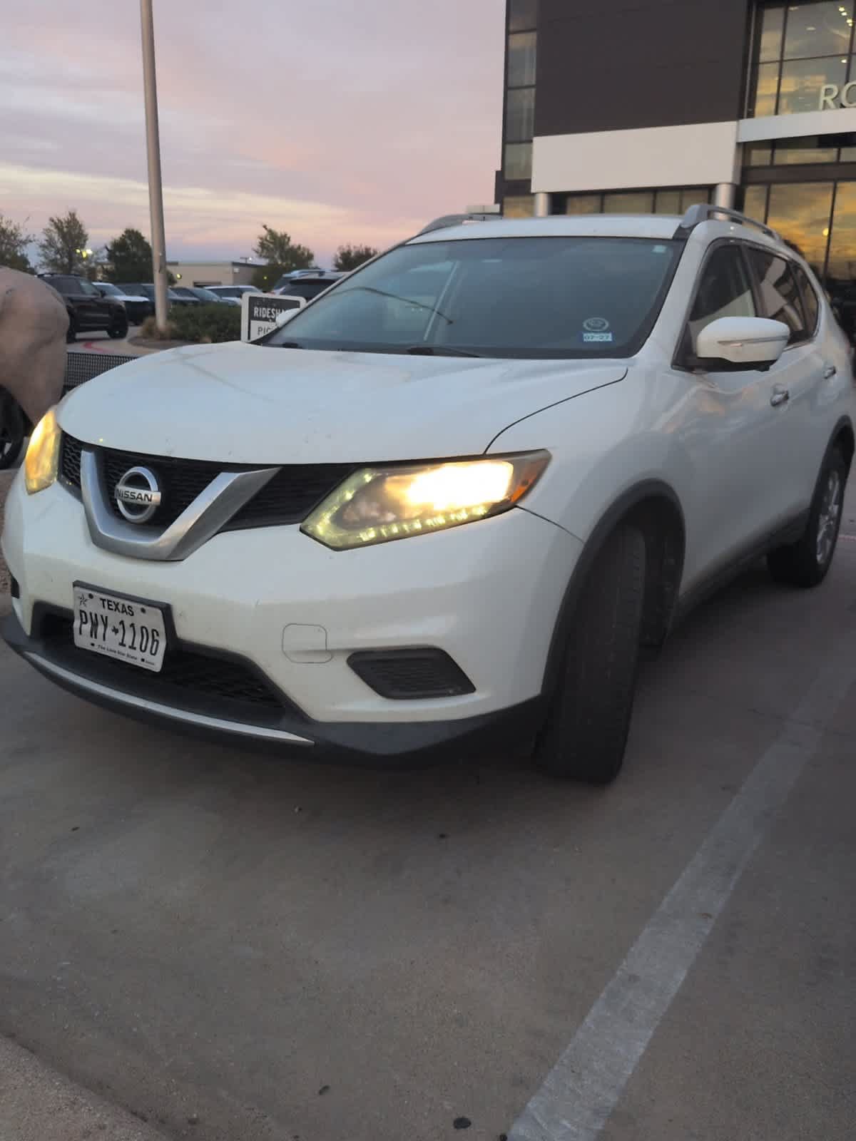 Used 2015 Nissan Rogue SV w/ SV Premium Package AWD/4WD image 1