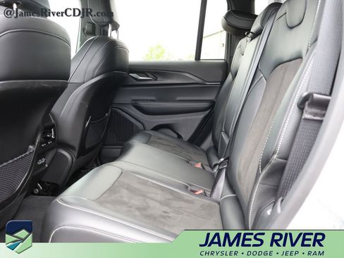 Used 2025 Jeep Grand Cherokee Altitude AWD/4WD image 18