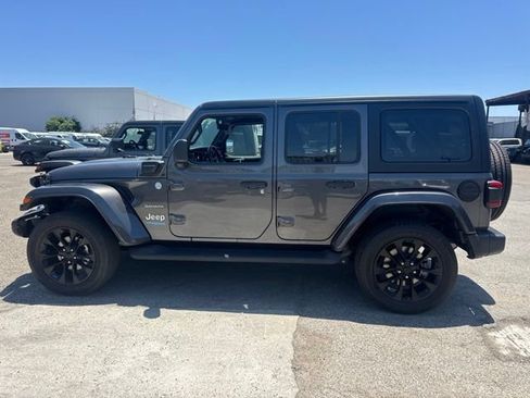 Used 2022 Jeep Wrangler Unlimited Sahara w/ Cold Weather Group AWD/4WD image 9