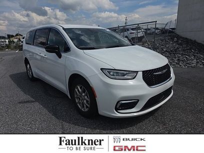 Used 2025 Chrysler Pacifica Select