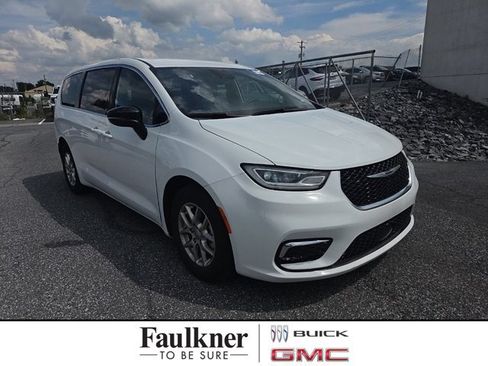 Used 2025 Chrysler Pacifica Select FWD image 1