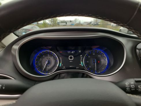 Used 2022 Chrysler Pacifica Touring-L image 26