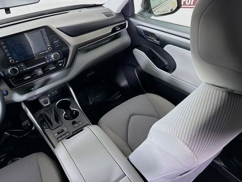 Used 2022 Toyota Highlander LE AWD/4WD image 25