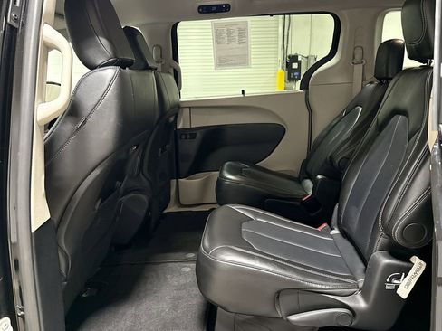 Used 2024 Chrysler Pacifica Touring-L image 22