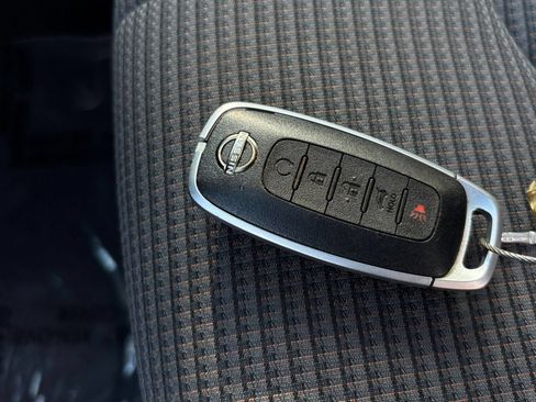 Used 2025 Toyota Highlander LE FWD image 21