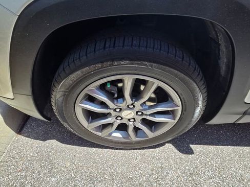 Used 2022 GMC Terrain SLT image 3