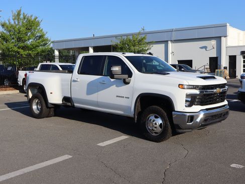 Used 2024 Chevrolet Silverado 3500 LT w/ Convenience Package AWD/4WD image 14