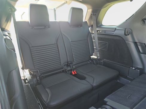 Certified 2025 Land Rover Discovery Metropolitan Edition image 12