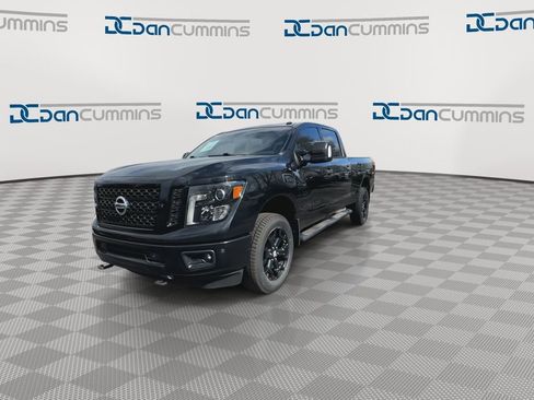 Used 2018 Nissan Titan SV w/ SV Convenience Package image 4