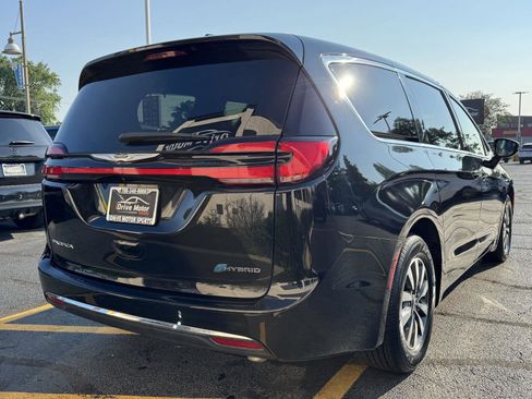 Used 2022 Chrysler Pacifica Touring-L image 14