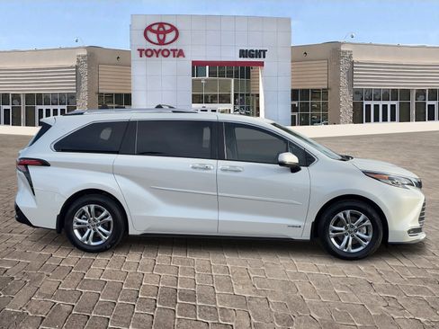 Used 2021 Toyota Sienna Platinum image 9