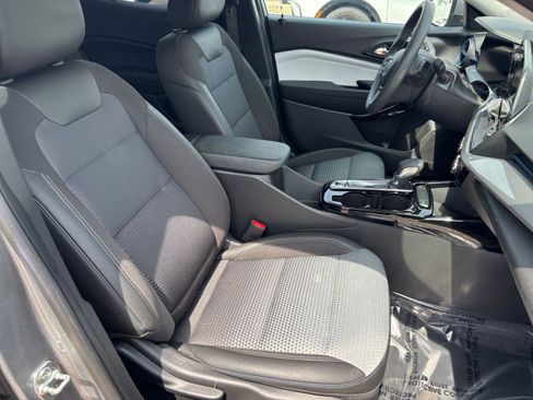 Used 2025 Chevrolet Trax LT FWD image 36